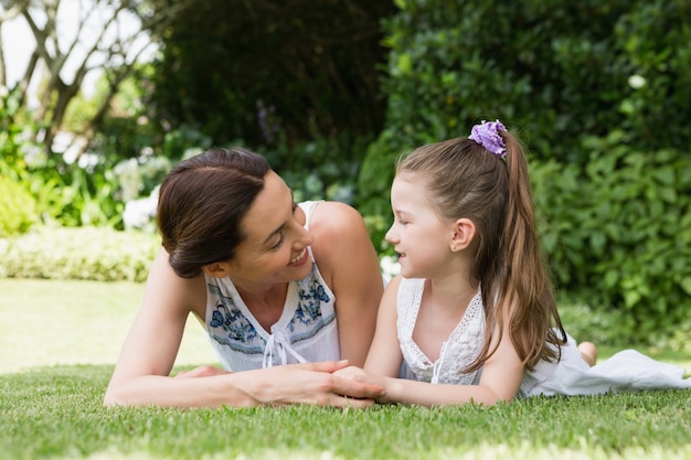 Madre e hija sonriendo el uno al otro