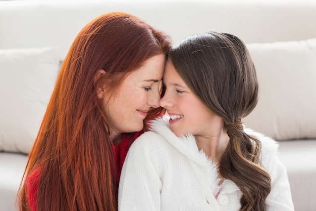 Madre e hija sonriendo el uno al otro