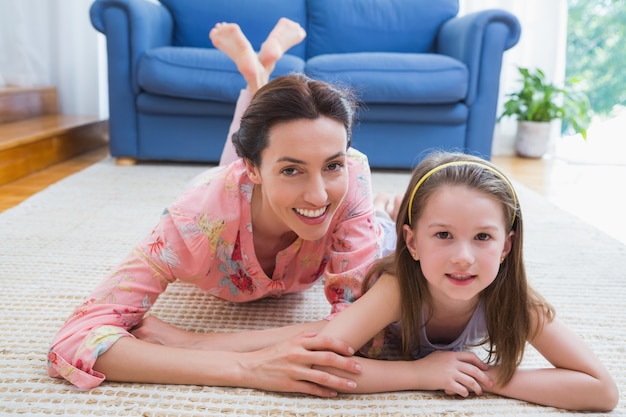 Madre e hija sonriendo a la cámara