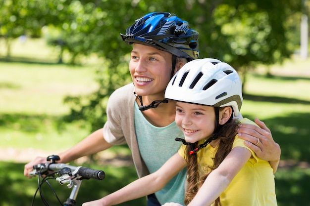 Madre e hija en su bicicleta