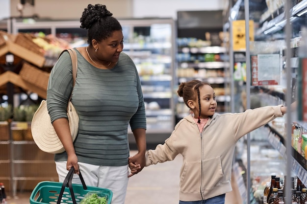 Madre e hija en el supermercado de compras juntas