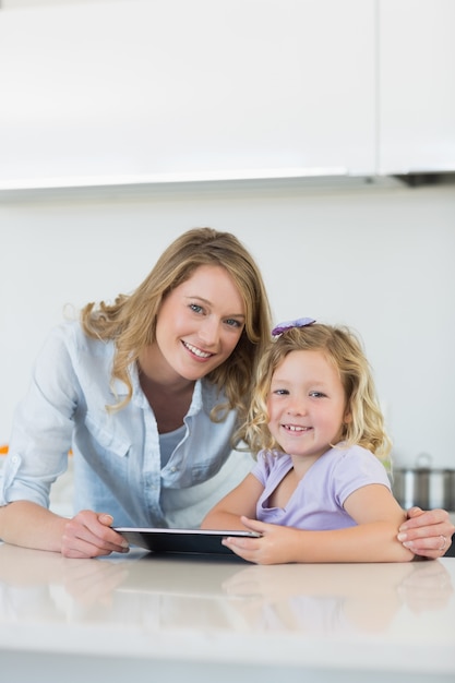 Madre e hija con tableta digital