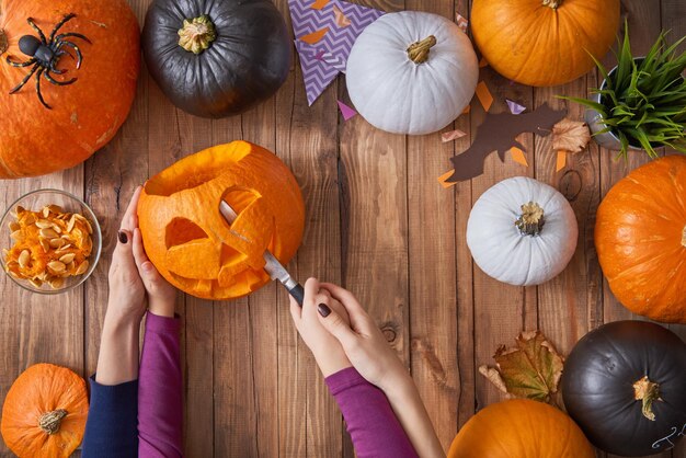 Madre e hija tallando calabaza