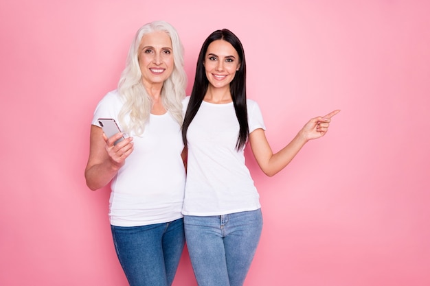 madre e hija con telefono