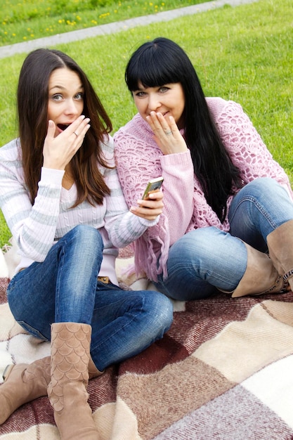 madre e hija con telefono