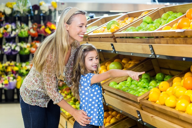 Madre e hija en la tienda de comestibles