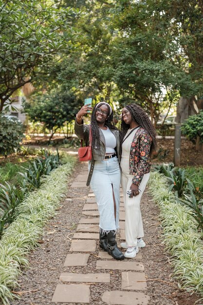 Madre e hija tomando una selfie juntos al aire libre Concepto juntos unión diversión