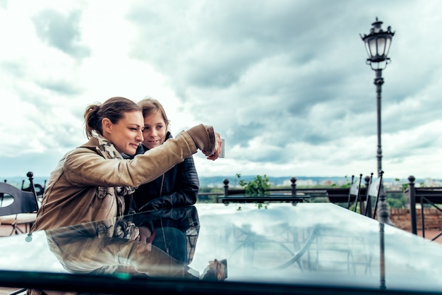 Foto madre e hija tomando selfie