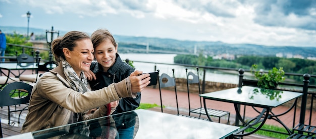 Madre e hija tomando selfie