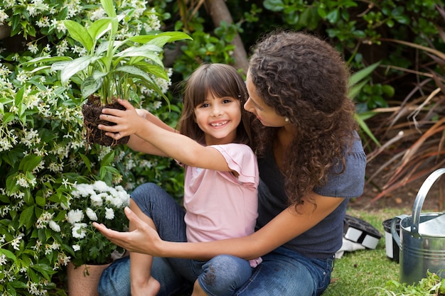 Madre e hija trabajando en el jardín