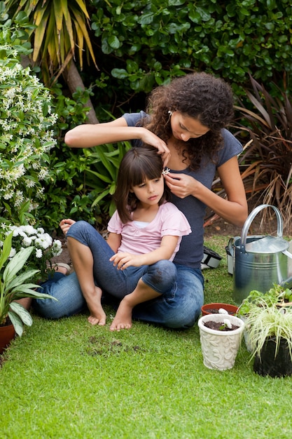 Madre e hija trabajando en el jardín.