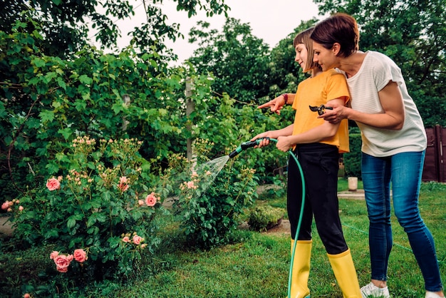 Madre e hija trabajando juntas en el jardín