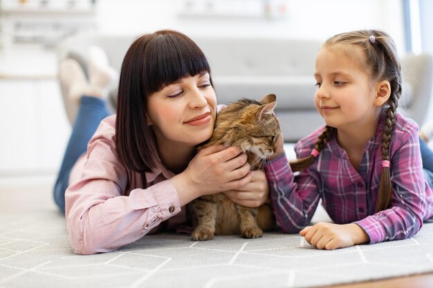 Madre e hija se unen con el gato en casa