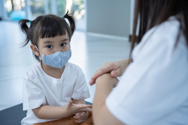 Madre e hija usan limpiadores en gel para manos Sanitizer para prevenir las bacterias COVID19