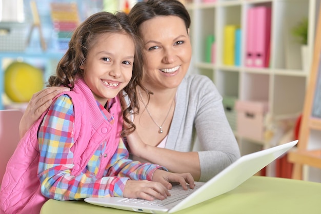 Madre e hija usando la computadora portátil