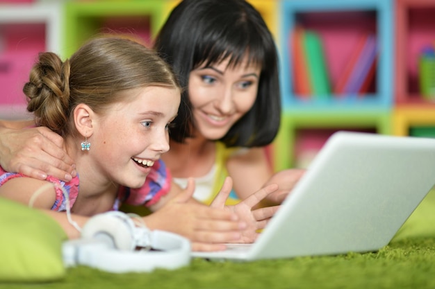 Madre e hija usando la computadora portátil