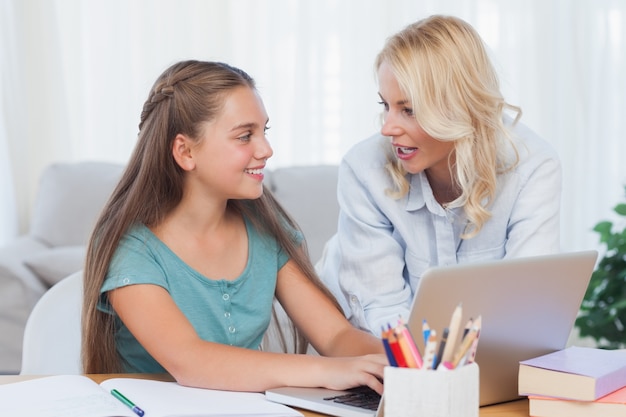 Madre e hija usando una computadora