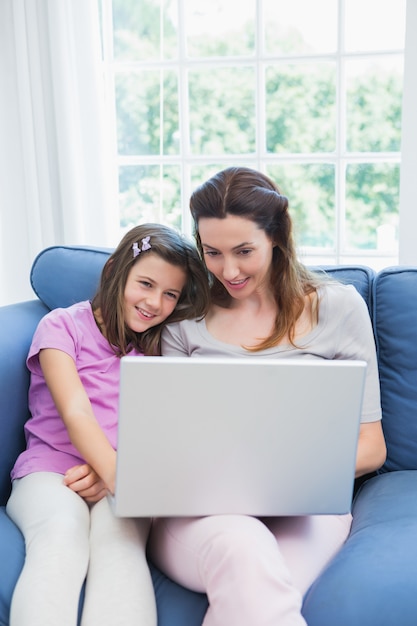 Madre e hija usando laptop