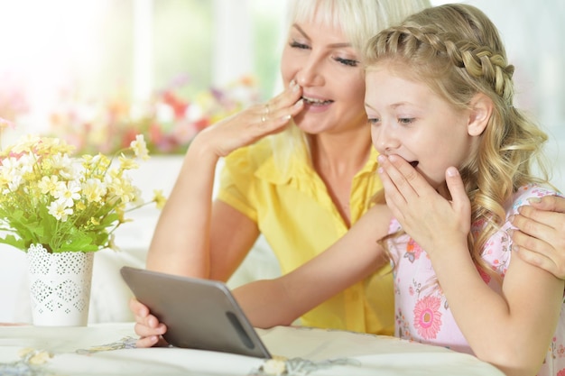 Madre e hija usando tableta