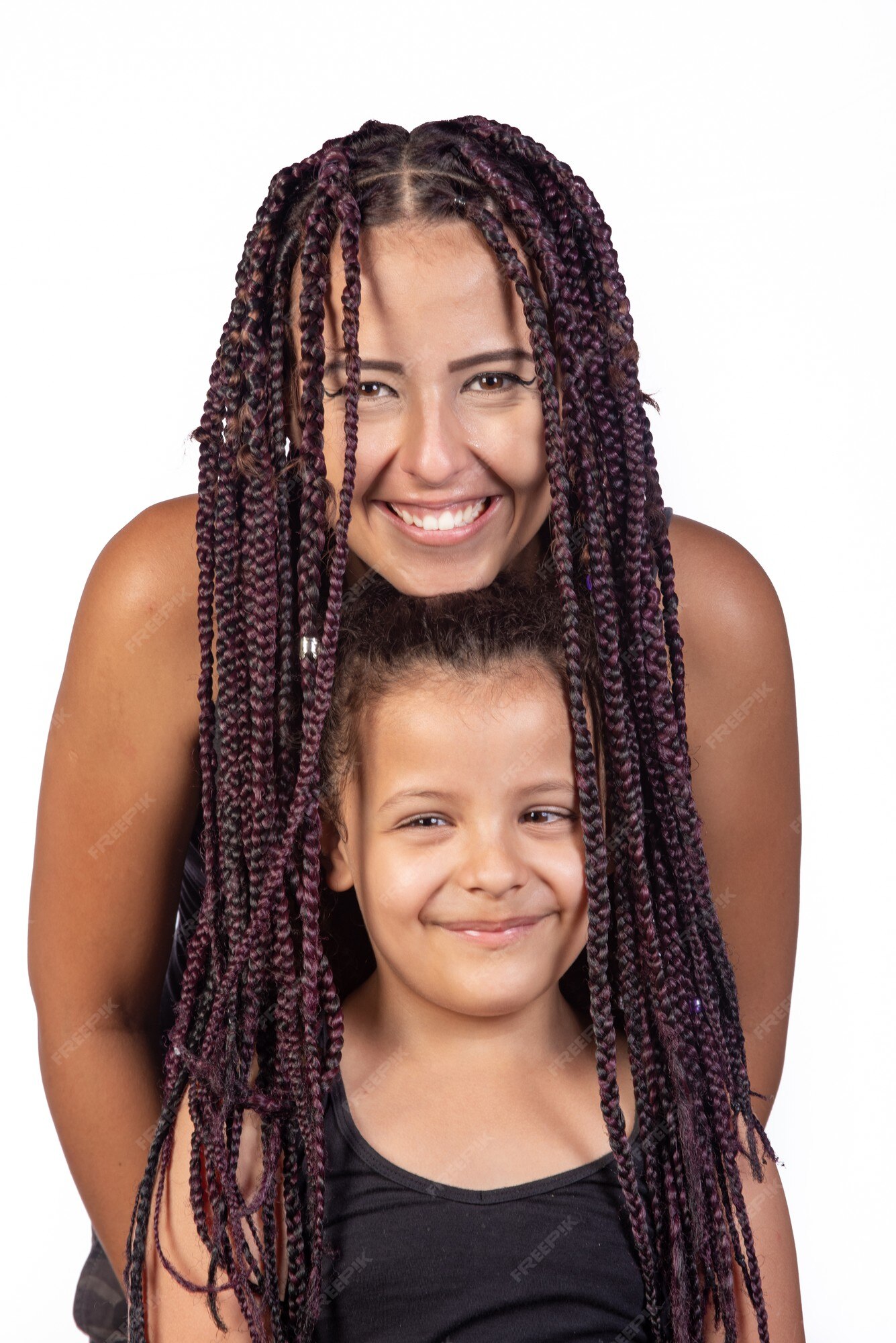 Madre e hija vestidas igual en una sesión muy feliz, jugando con el pelo de mamá, mesa blanca, enfoque selectivo. | Foto Premium Madre e hija vestidas igual en una sesión muy feliz, jugando con el pelo de mamá, mesa blanca, enfoque selectivo. | Foto Premium