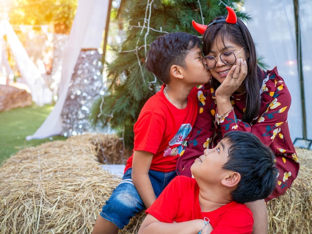 Foto madre e hija vestidas de rojo celebrando el festival de navidad de navidad