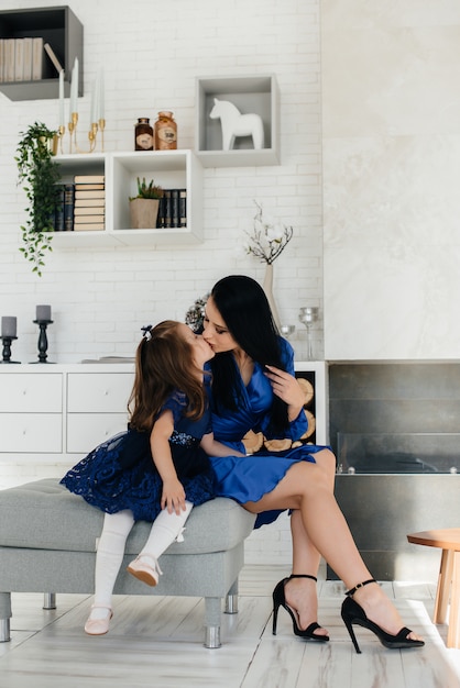 Foto madre e hija en vestidos azules