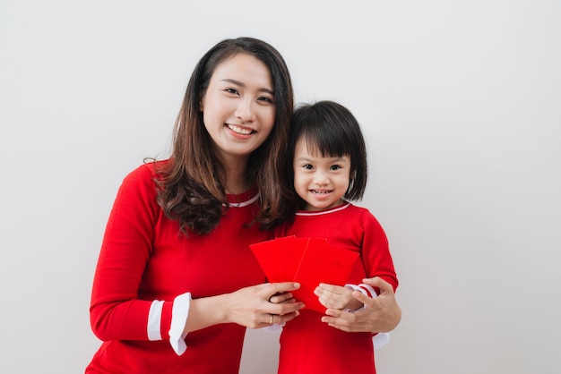 Madre e hija vietnamitas celebran el año nuevo en casa. Tet Holiday.