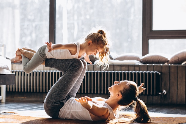 Madre e hija yoga en casa