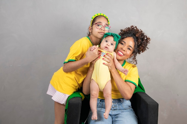 Madre e hijas celebrando la victoria de brasil el día del partido