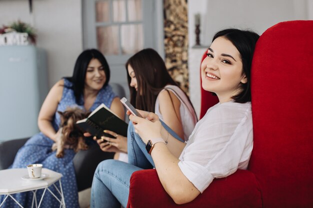 Madre e hijas descansando en la sala de estar