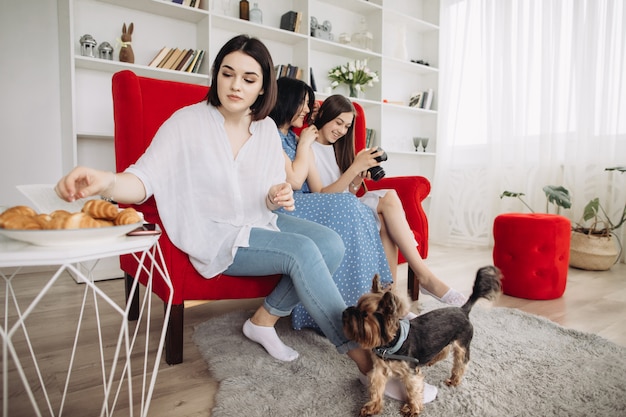 Foto madre e hijas descansando en la sala de estar