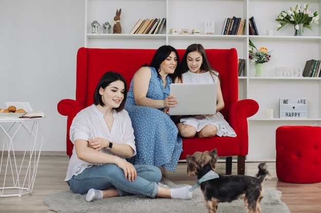 Madre e hijas descansando en la sala de estar