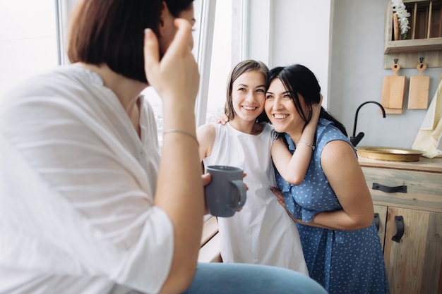 Madre e hijas divirtiéndose juntas