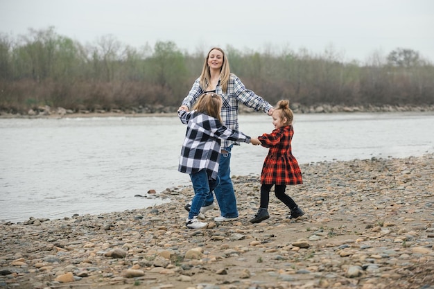 Madre e hijas se tomaron de la mano y bailaron alegremente en un paseo cerca del río