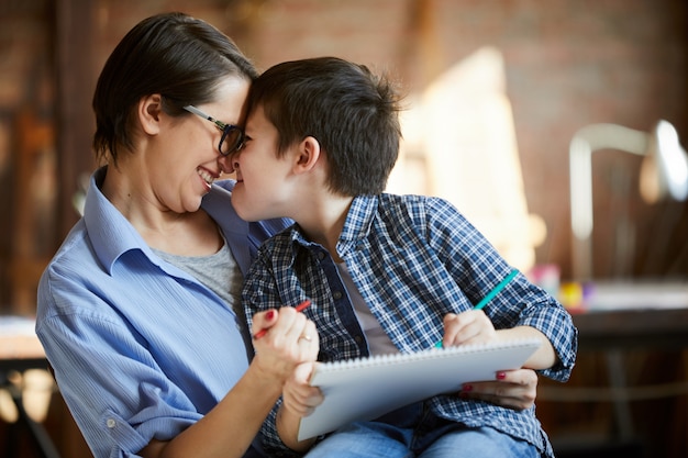 Madre e hijo abrazados