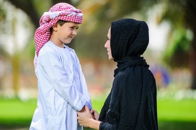 Madre e hijo árabe