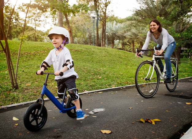 Madre e hijo en bicicleta en el parque