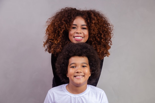 Madre e hijo con cabello estilo black power.