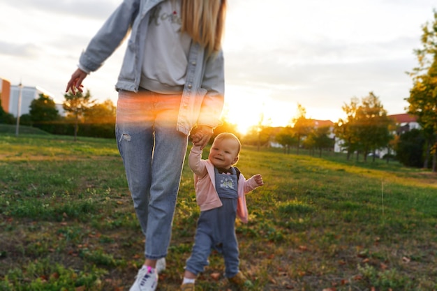 Madre e hijo caminan en el parque por la noche