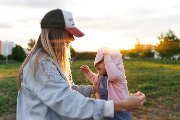 Madre e hijo caminan en el parque por la noche