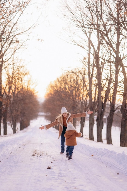 madre e hijo caminando en la nieve