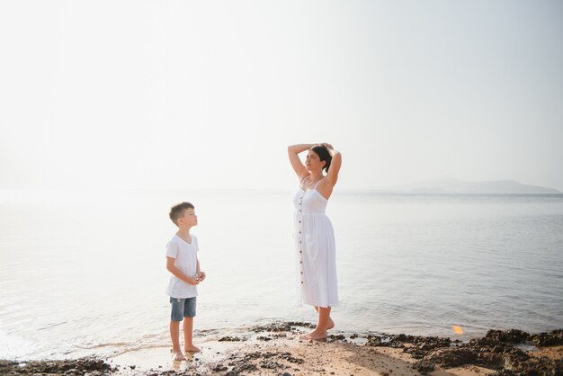 Madre e hijo caminando por la playa