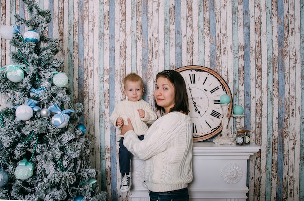 Madre e hijo en casa decorada para Navidad