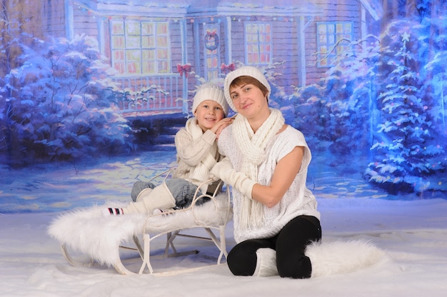 Madre e hijo celebrando la Navidad juntos