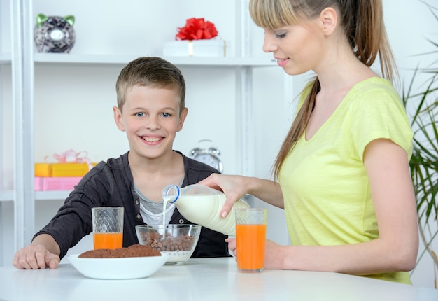 Madre e hijo desayunando en casa.