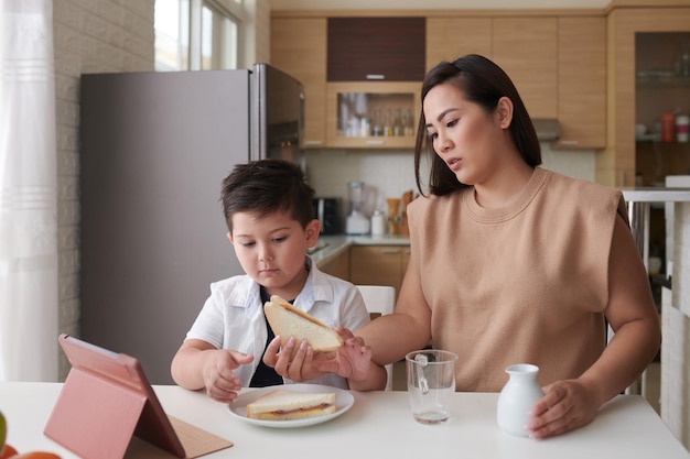 madre e hijo desayunando