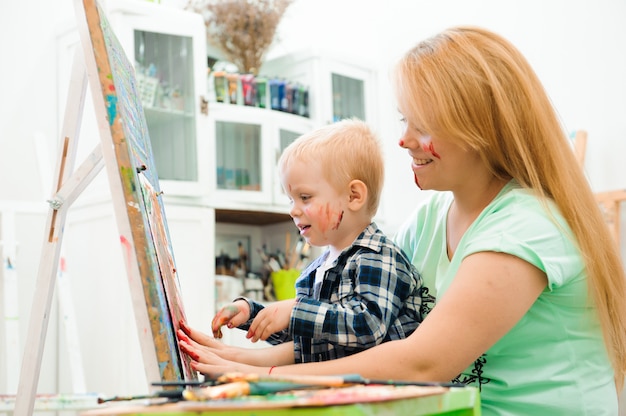 Madre e hijo dibujan pinturas, lecciones de arte