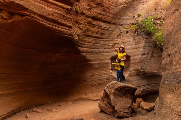 Madre e hijo disfrutando en el cañón de piedra caliza Barranco de las Vacas en Gran Canaria Islas Canarias