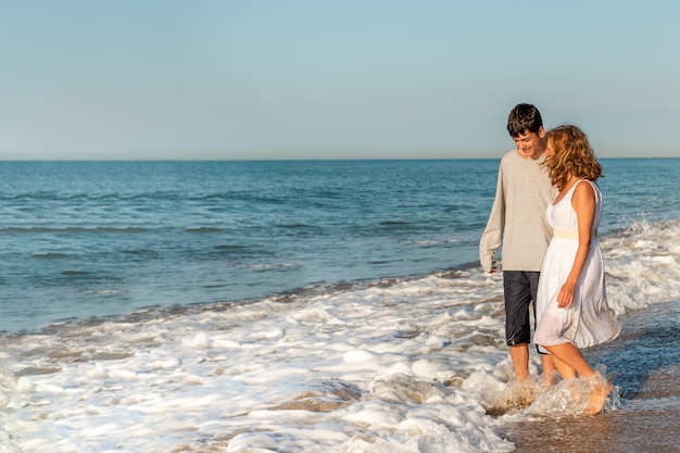 Madre e hijo disfrutando de un paseo por la playa