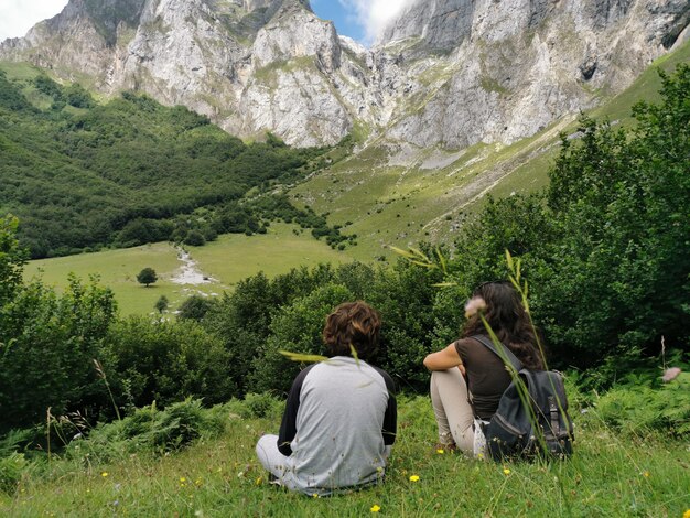 Madre e hijo disfrutando de una vista impresionante de la naturaleza en medio de las montañas